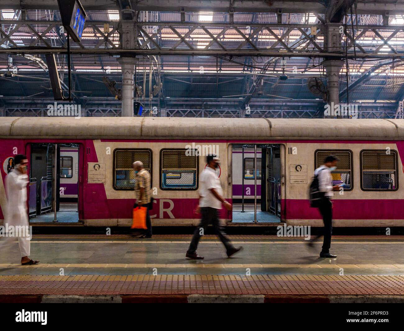 Mumbai, Indien - 7. Januar 2021 : nicht identifizierte Passagiere (verschwommene Gesichter), die auf einem Bahnsteig am CST-Bahnhof, einem der verkehrsreichsten Bahnhöfen für Stockfoto