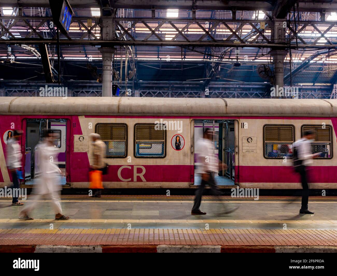 Mumbai, Indien - 7. Januar 2021 : nicht identifizierte Passagiere (verschwommene Gesichter), die auf einem Bahnsteig am CST-Bahnhof, einem der verkehrsreichsten Bahnhöfen für Stockfoto