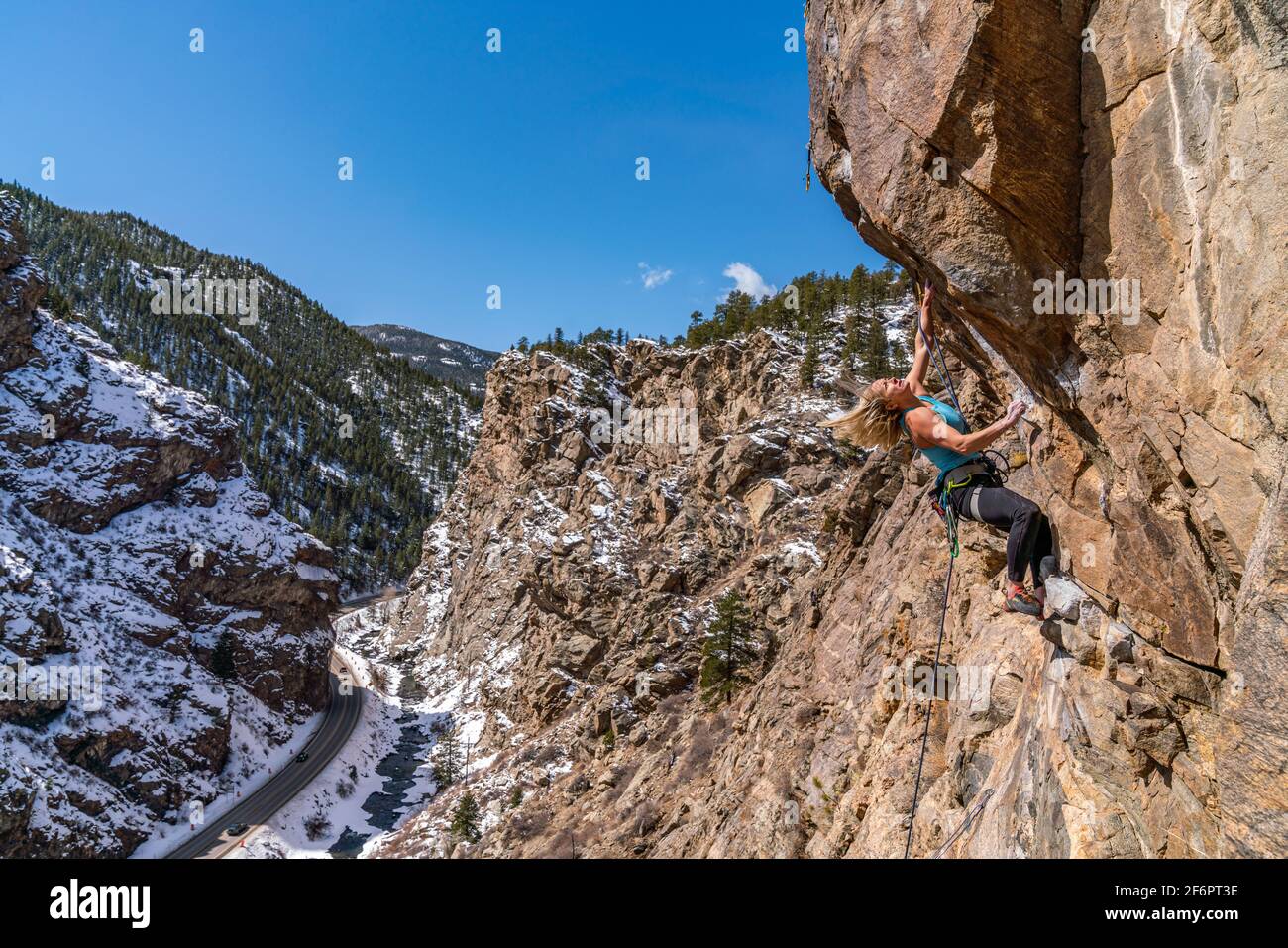Eine Klettererin navigiert sie in Golden, CO, auf eine Felswand Stockfoto