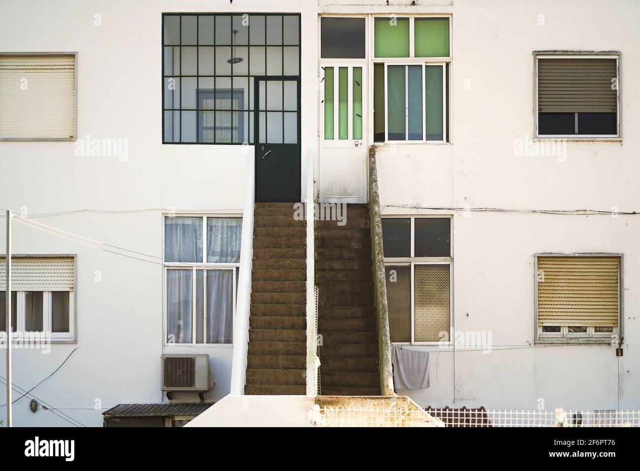 Typisch portugiesisches kleines Kondominium-Haus mit Außentreppe, die zu den Wohnungen im Obergeschoss in Faro, Algarve führt Stockfoto