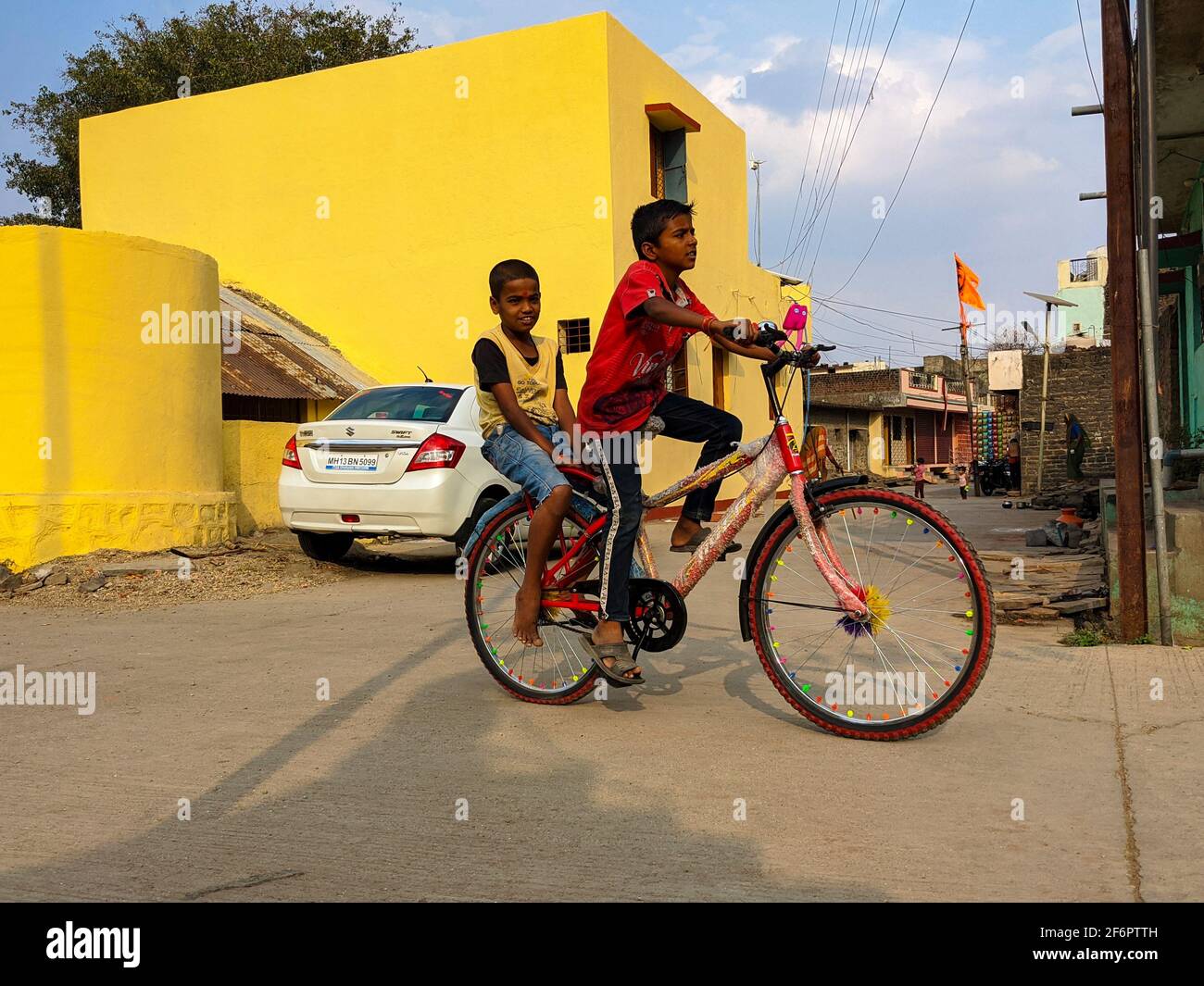 Nahansicht der indischen Kinder genießen Fahrrad in Dorf Straße, Turori, Maharashtra, Indien-Februar 21.2021 Stockfoto