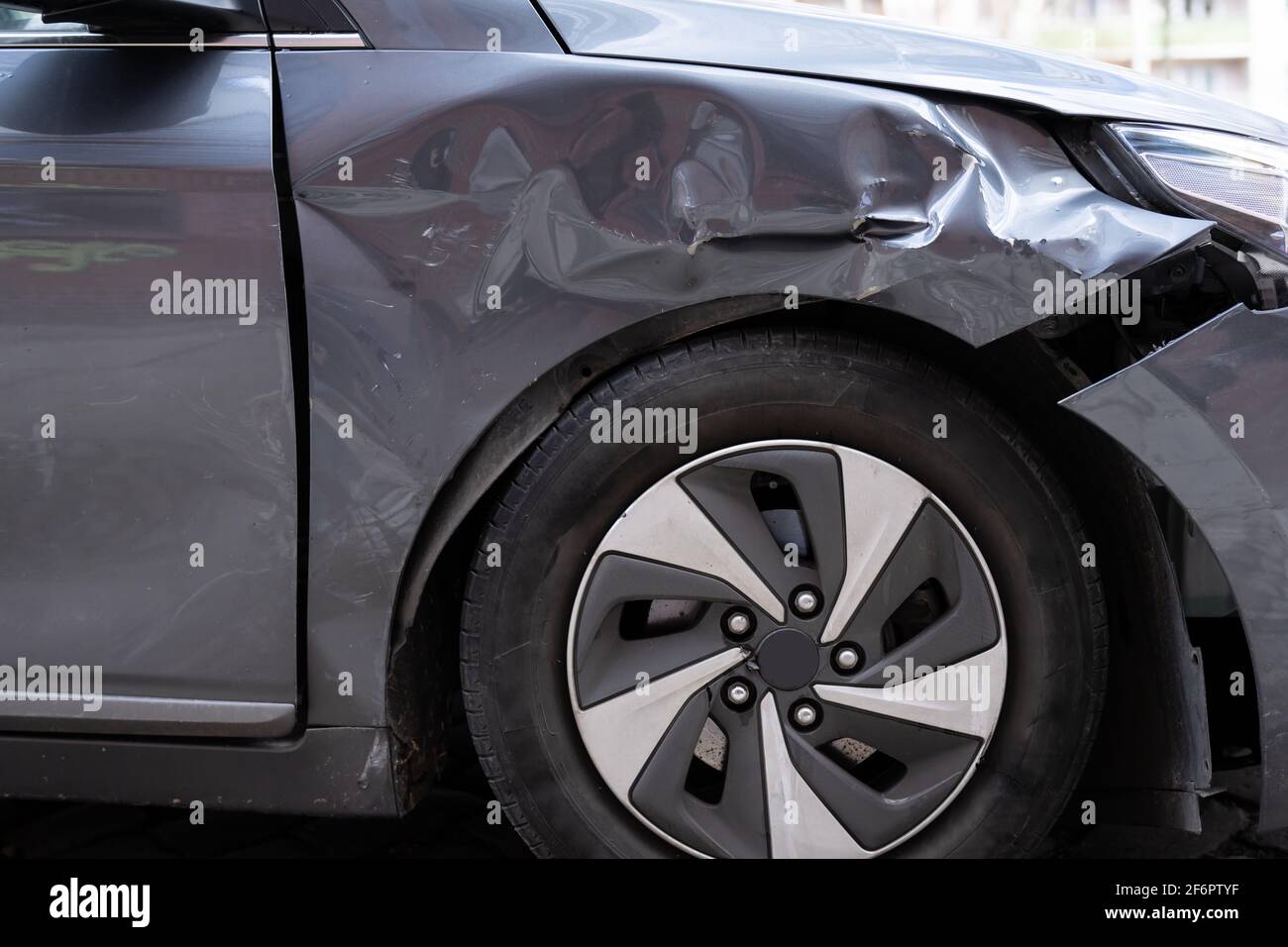 Kfz-Versicherung Und Reparatur. Schäden Am Fahrzeug Nach Unfall Stockfoto
