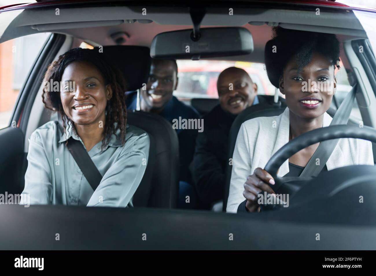 Carpool Ride Share Service App Gruppe Afrikanischer Freunde Stockfoto