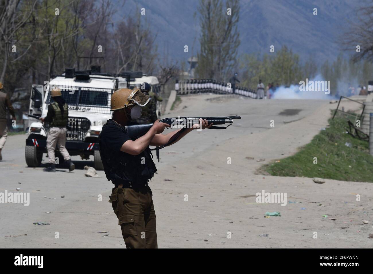 Nowgam, Jammu und Kaschmir. April 2021. Drei Militante, die an dem Angriff auf das Haus eines BJP-Führers im Stadtteil Nowgam beteiligt waren, wurden am Freitag bei einem Treffen mit Sicherheitskräften im Bezirk Pulwama getötet. Die Polizei teilte mit, dass Sicherheitskräfte auf der Grundlage spezifischer Informationen über die Präsenz von Militanten in Dobhi Mohalla im Gebiet von Kakapora eine Absperrungs- und Suchoperation in diesem Gebiet eingeleitet haben. Das Personal wurde während der Durchsuchungs-Durchsuchungs-Durchsuchungs-Maßnahmen beschossen, worauf sie sich vergelteten und ein Schießereien ausbrach. Kredit: Majority World CIC/Alamy Live Nachrichten Stockfoto