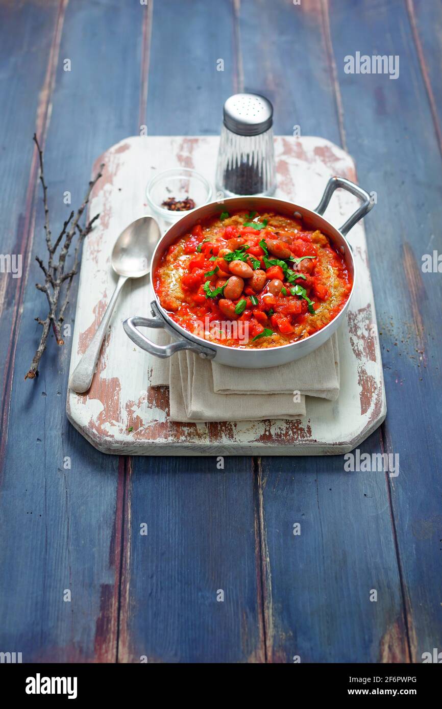 Polenta mit Tomatensauce und Paprika Stockfoto