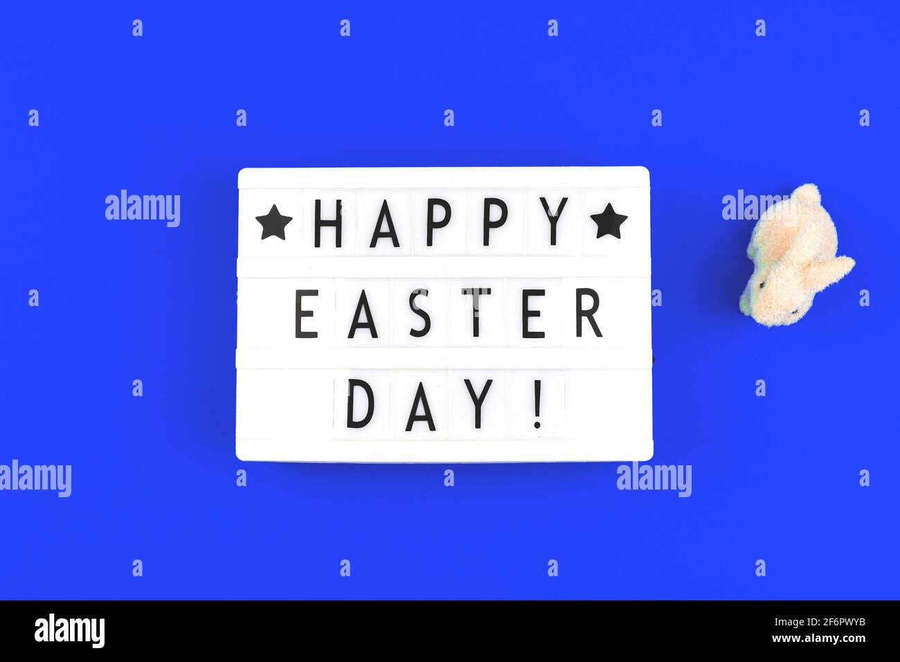 Frohe Ostern Tag Text auf Leuchtkasten, festliche Hintergrund für Urlaub Stockfoto