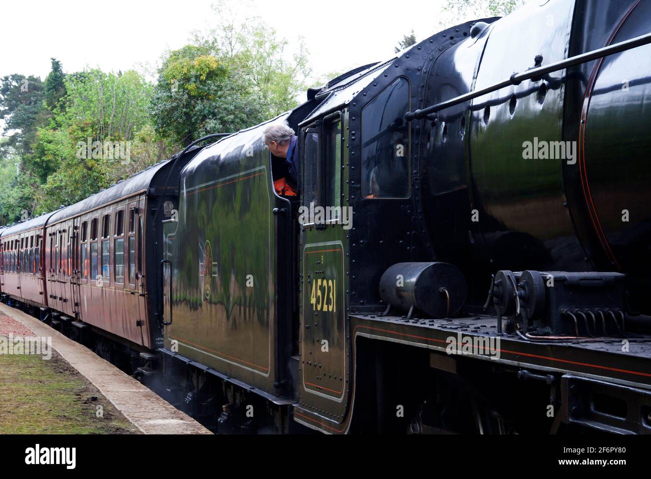 Dampfzug der Sherwood Forester an der Helensburgh Upper Station, auf der West Highland Line, Argyll, Schottland Stockfoto