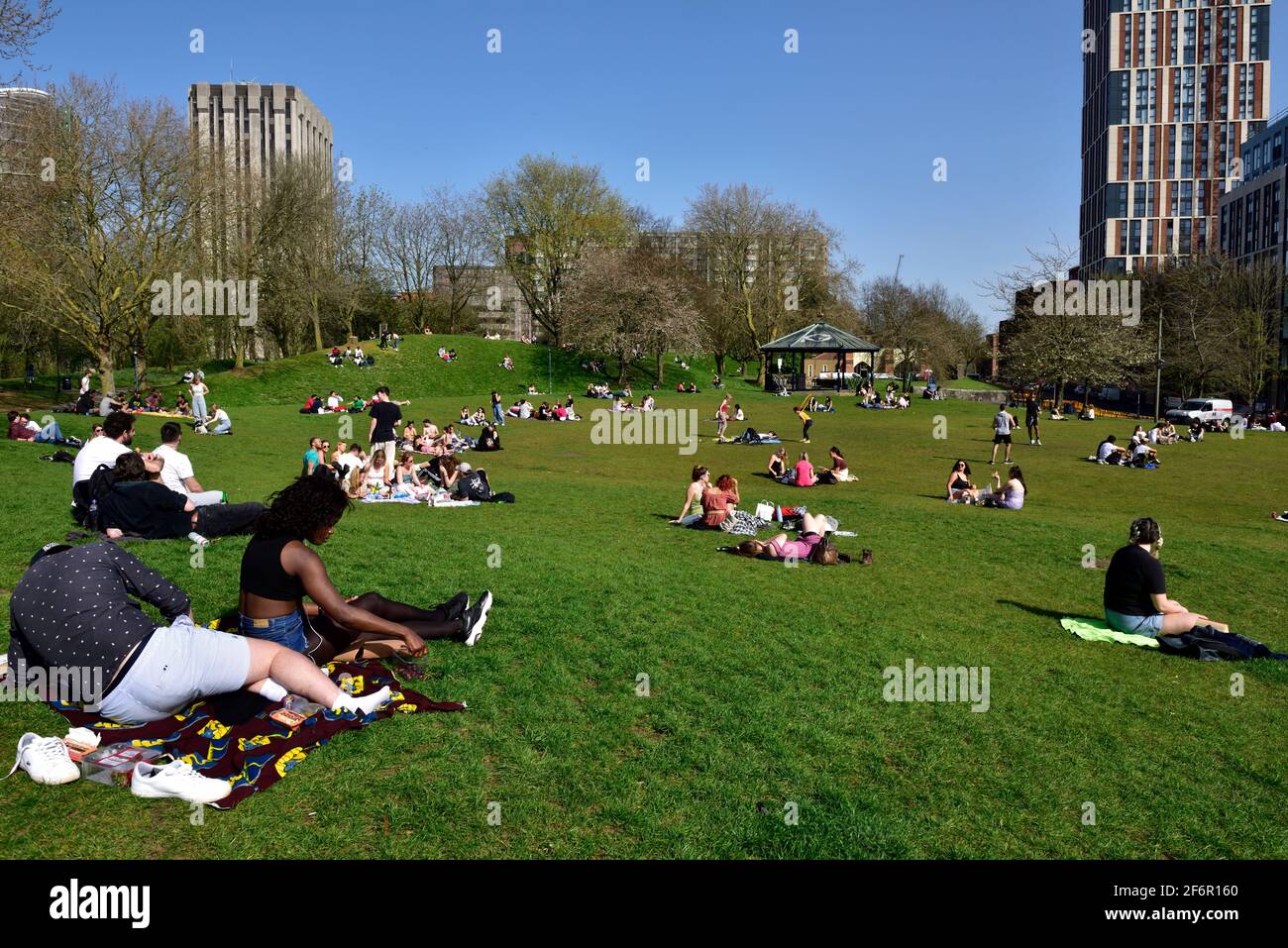 Gruppen von Menschen genießen die Sonne im Bristol Castle Park Nach der Lockerung des Coronavirus Stockfoto