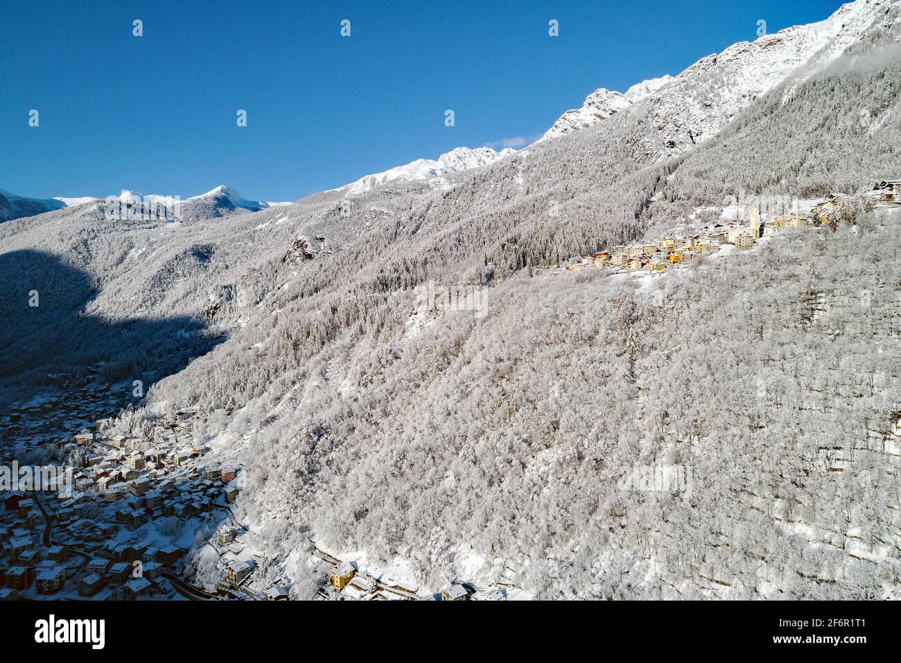 Chiesa Valmalenco, Valtellina (IT), Winteransicht mit Neuschnee Stockfoto