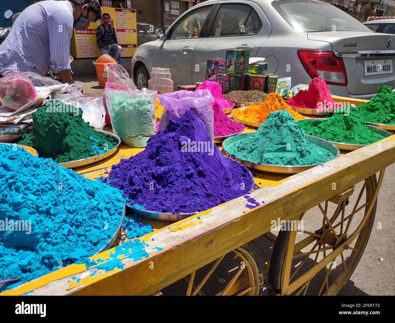 Straßenhändler, der Farbpulver auf einem Wagen auf dem verkauft Anlass auf Holi Stockfoto