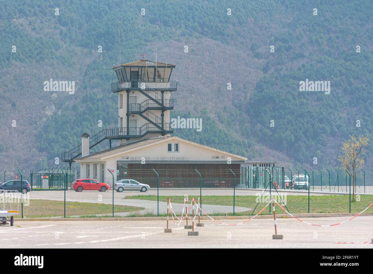 La Seu de Urgell, Spanien: April 2021 02: Flughafen Andorra - La Seu de Urgell an einem sonnigen Tag im Frühjahr 2021 in Katalonien. Stockfoto