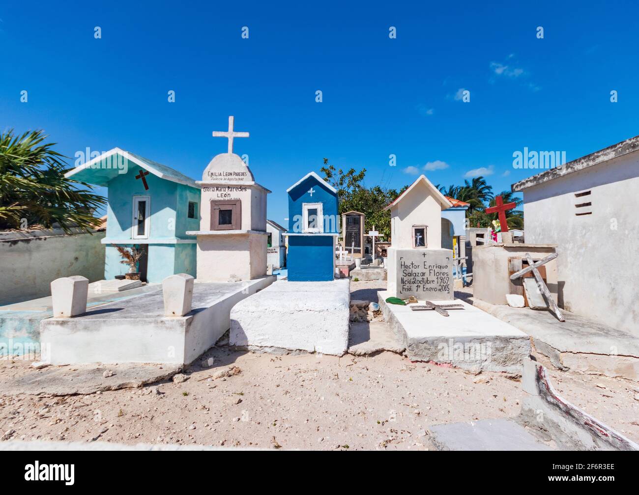 Farbenfrohe und kunstvolle Denkmäler in einem mexikanischen Friedhof. Menschen mit begrenzten Mitteln sorgen dafür, dass ihre Angehörigen nach dem Tod geehrt werden. Stockfoto