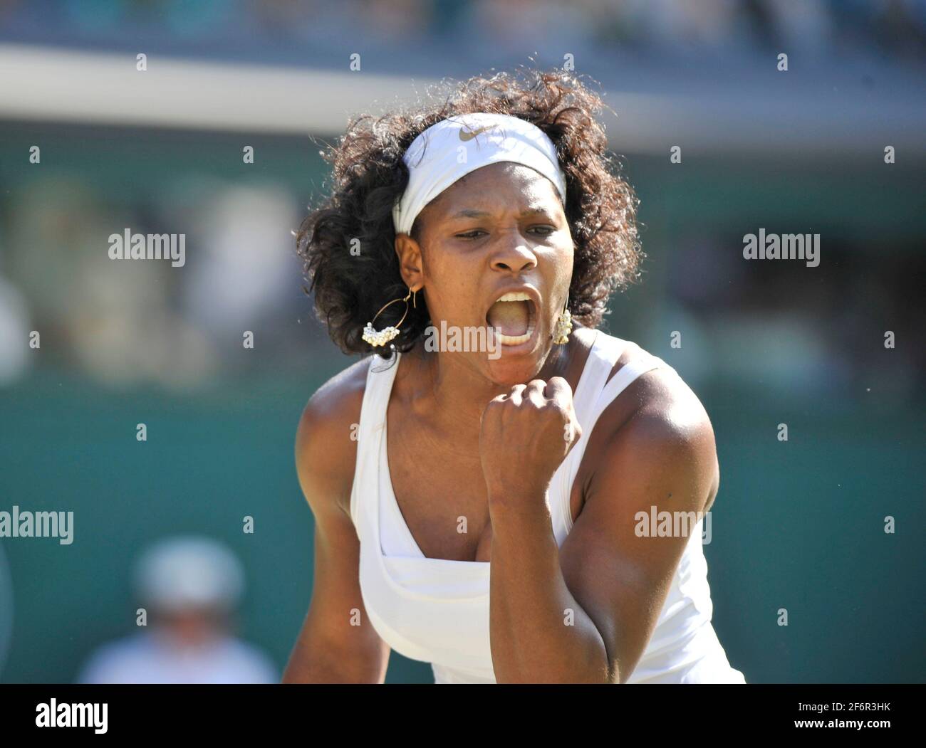 WIMBLEDON TENNIS CHAMPIONSHIPS 2008. 8TH TAGE 1/7/2008 WOMANS QUATER-FINALE. S.WILLIAMS WÄHREND IHRES MATCHES MIT A.RADWANSKA. BILD DAVID ASHDOWN Stockfoto