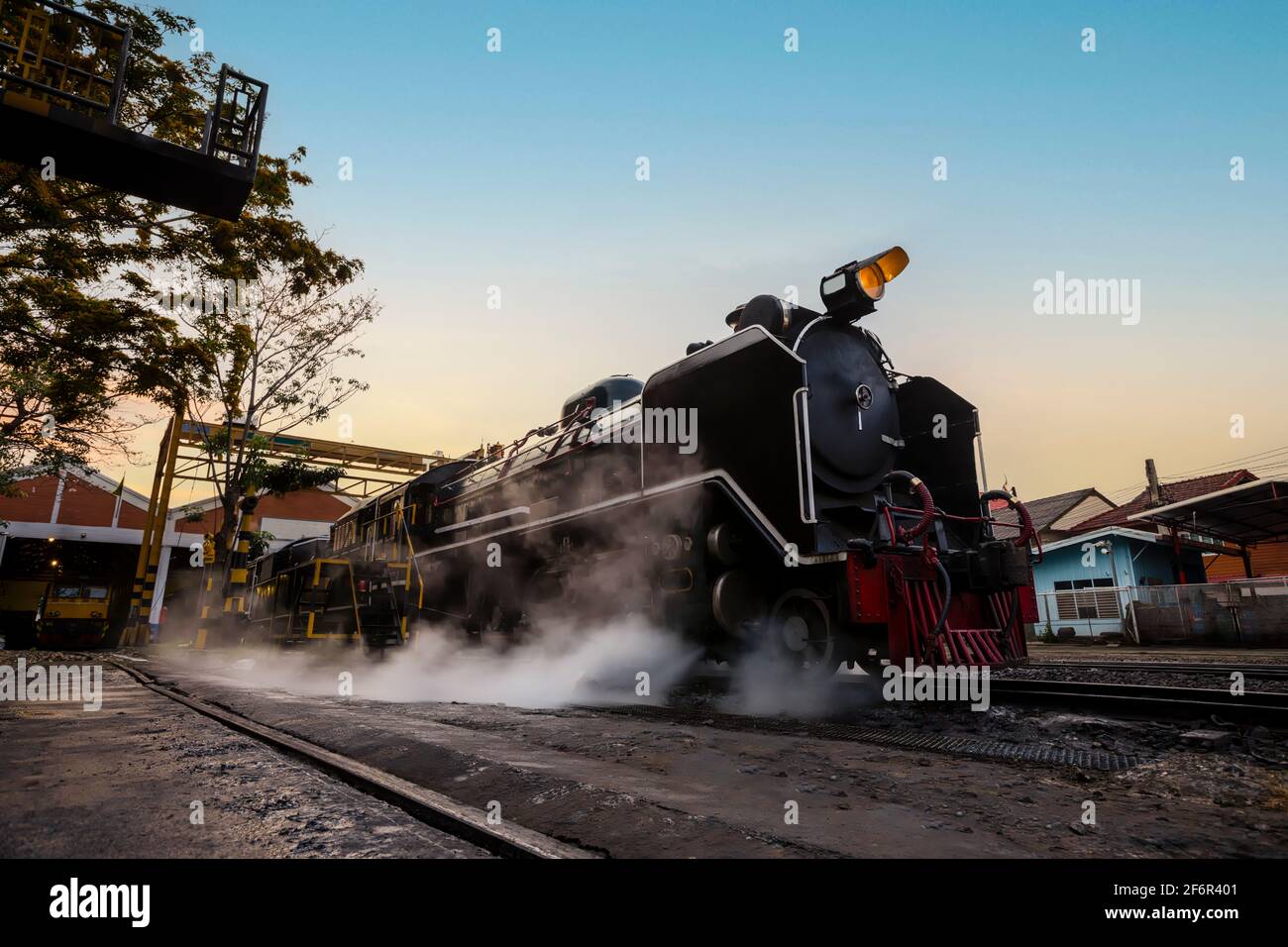 SRT Pacific Dampflokomotive Nr. 824 und 850 im Thonburi-Bahnbetriebswerk, um sich auf die Kontrolle und Wartung vorzubereiten. Stockfoto