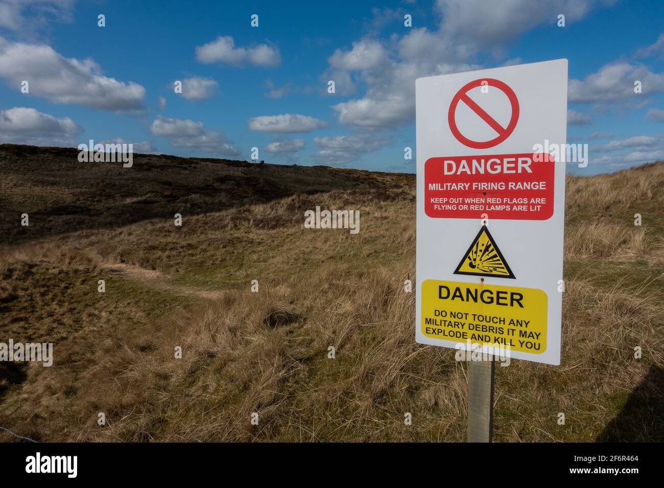 Warnschilder am militärischen Schießstand der Blackdog Ranges im Weiler Blackdog, Aberdeenshire, Schottland Stockfoto