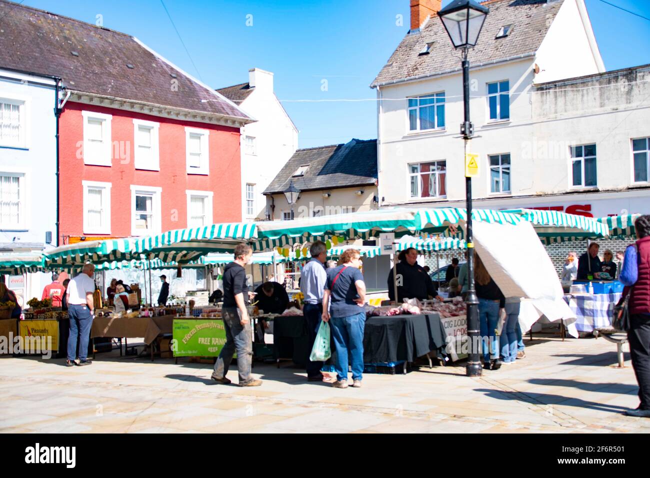 Haverfordwest, Pembrokeshire, Wales, Großbritannien. April 2021. Einheimische und Touristen erfreuen sich an einem geschäftigen lokalen Bauernmarkt, auf dem lokale Bauern und Händler unterstützt werden.Quelle: Debra Angel/Alamy Live News Stockfoto