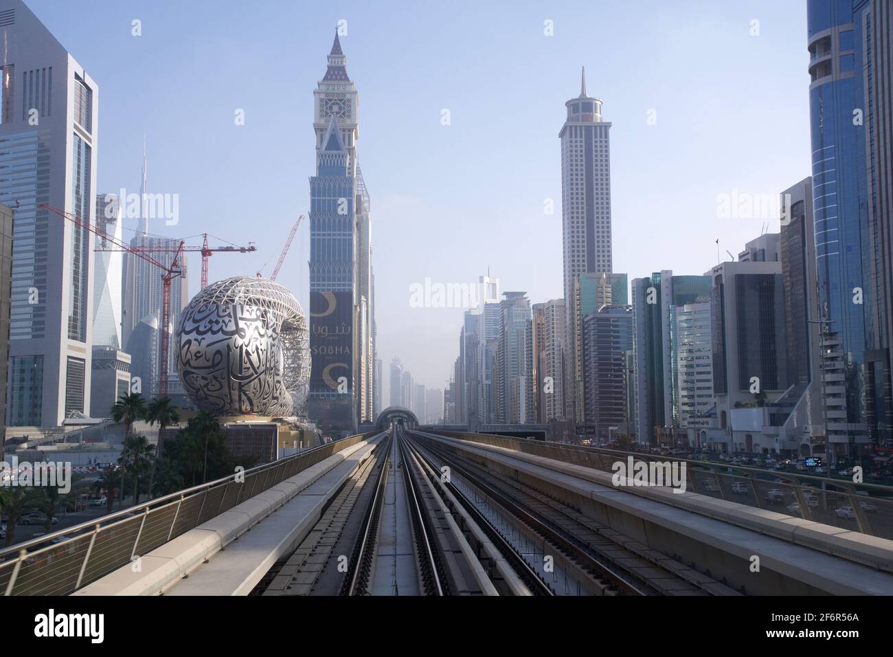 DUBAI, VEREINIGTE ARABISCHE EMIRATE - 19. JUN 2019: U-Bahn-Gleise der Dubai Metro entlang der Sheikh Zayed Road mit der Station vor Ihnen. Stockfoto