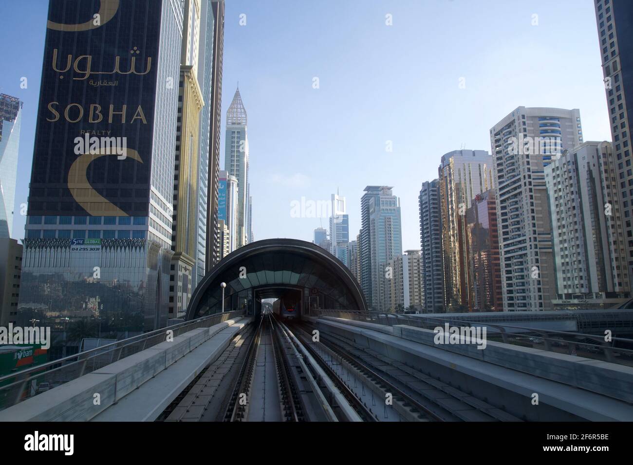 DUBAI, VEREINIGTE ARABISCHE EMIRATE - 19. JUN 2019: U-Bahn-Gleise der Dubai Metro entlang der Sheikh Zayed Road mit der Station vor Ihnen. Stockfoto