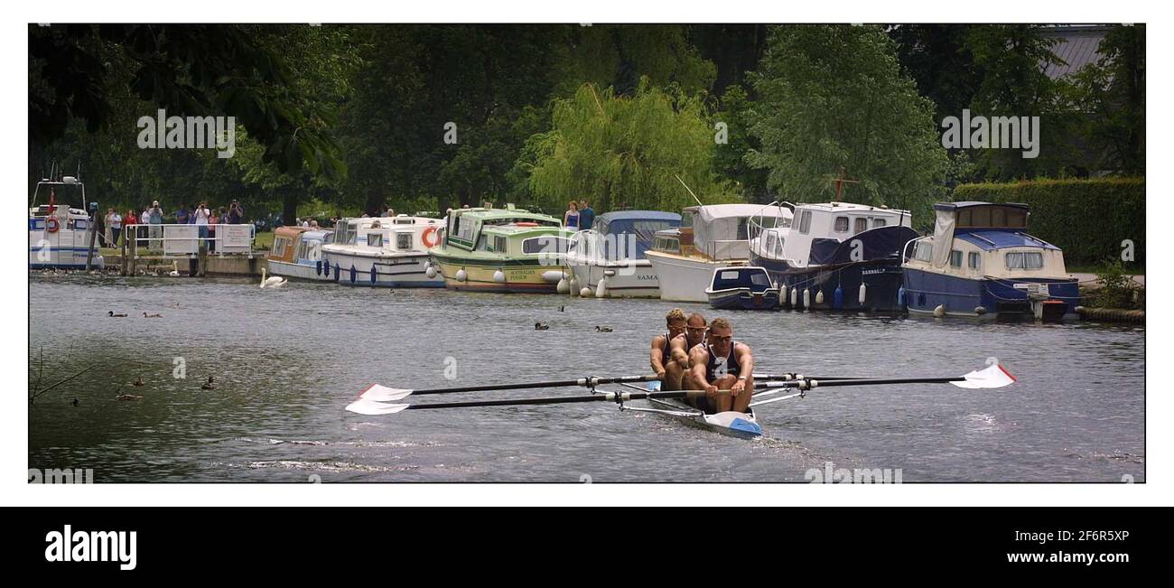 SIR Steve Redgrave,Mathew Pinsent,James Cracknell und Tim Foster rudern zum letzten Mal das Boot, in dem sie Olympisches Gold in Sydney zum River and Rowing Museum in Henley-on-Thames gewannen Stockfoto