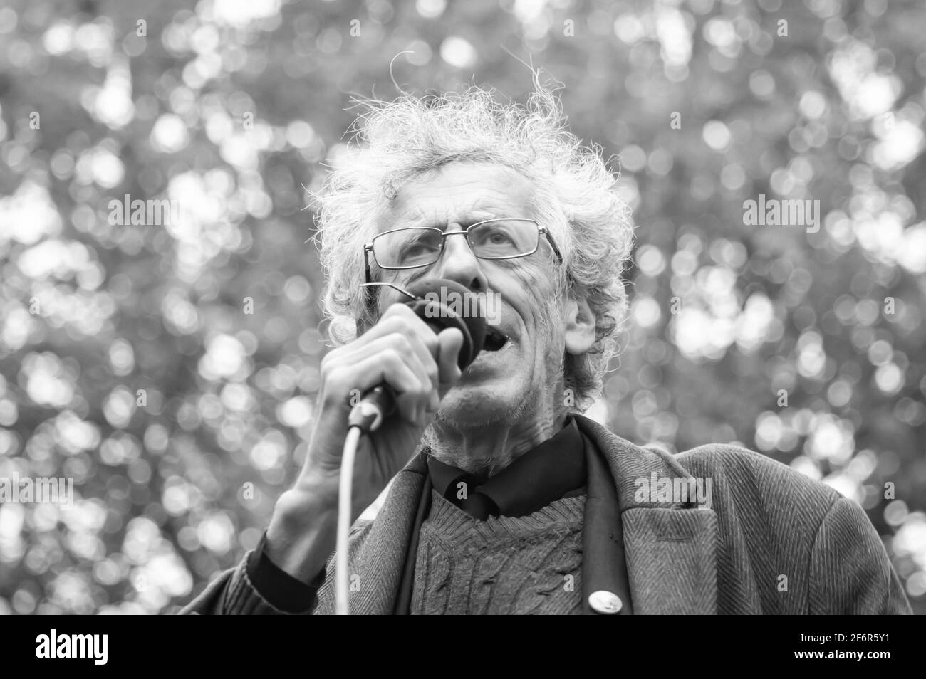 WHITEHALL, LONDON, ENGLAND- 17. Oktober 2020: Piers Corbyn, ein Kandidat für das Londoner Bürgermeisterrennen 2021, spricht bei einem Anti-Lockdown-Protest in L Stockfoto