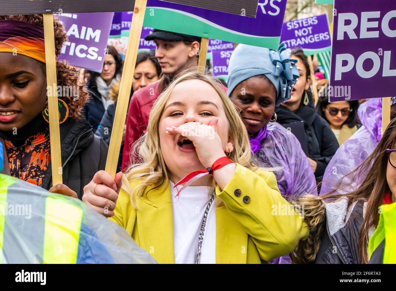 LONDON, ENGLAND – 8. MÄRZ 2020: Die irische Schauspielerin Nicola Coughlan beim Frauenprotest am 4. MÄRZ im Zentrum von London Stockfoto