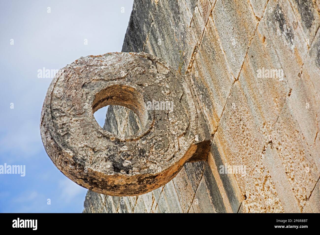 Steinring, in die Mauer am Mittelplatz des mesoamerikanischen Ballplatzes/Ballplatzes in der präkolumbianischen Stadt Chichen Itza, Yucatán, Mexiko eingezähnt Stockfoto
