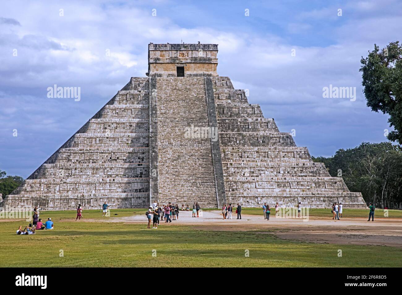El Castillo / Kukulcán Tempel, Mesoamerikanische Stufenpyramide in der präkolumbianischen Stadt Chichen Itza, archäologische Stätte in Yucatán, Mexiko Stockfoto
