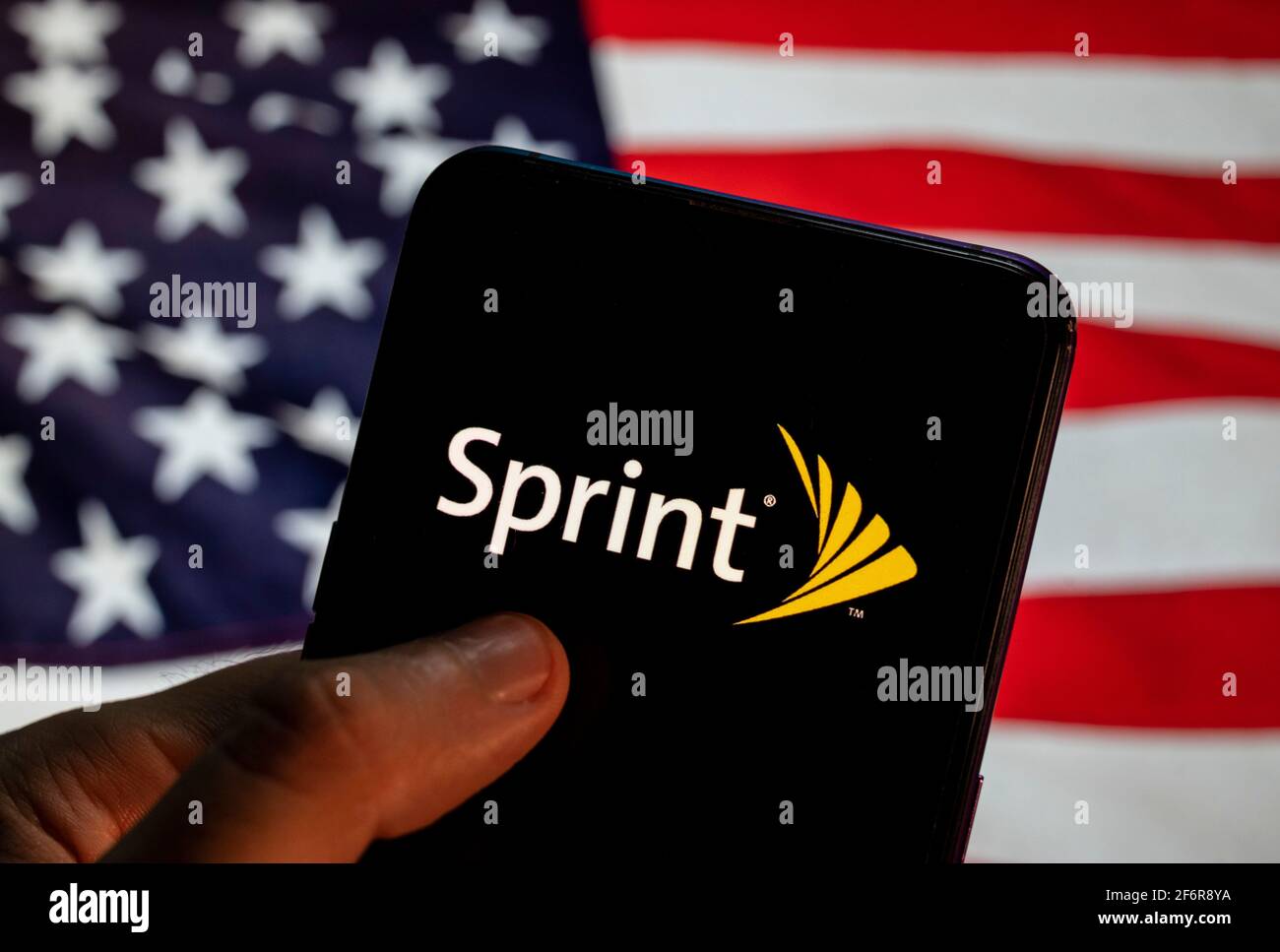 In dieser Abbildung ist das Sprint-Logo des amerikanischen Telekommunikationsunternehmens zu sehen, das Wireless-Dienste anbietet. Das Sprint-Logo ist auf einem Android-Mobilgerät mit der Flagge der Vereinigten Staaten von Amerika (USA), die allgemein als die Vereinigten Staaten (USA oder USA) bekannt ist, im Hintergrund zu sehen. Stockfoto