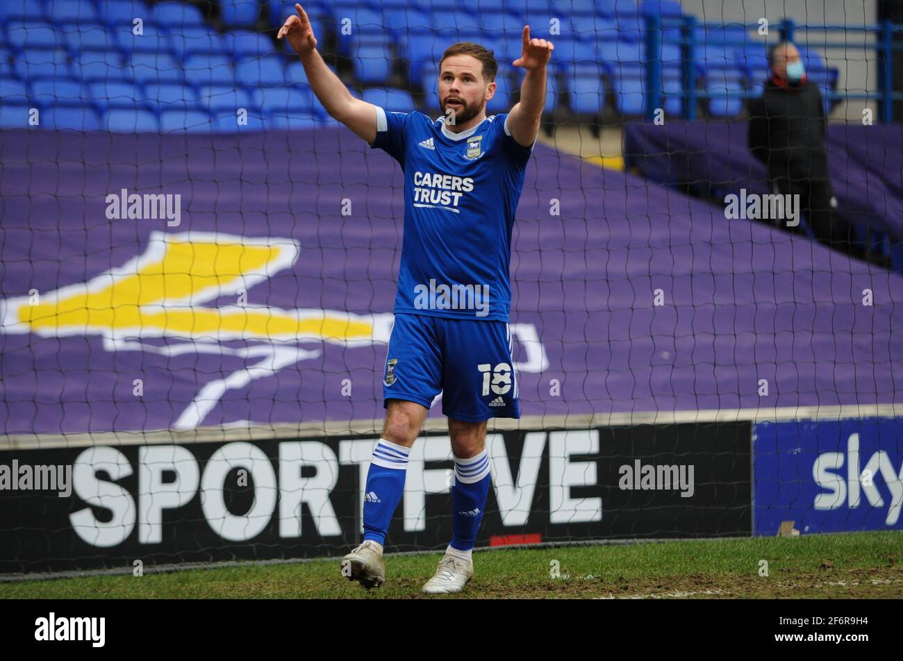 Ipswichs Alan Judge zeigt am Freitag, den 2. April 2021, im Spiel der Sky Bet League 1 zwischen Ipswich Town und Bristol Rovers in der Portman Road, Ipswich, nach seinem Tor in den Himmel. (Quelle: Ben Pooley, Mi News) Stockfoto