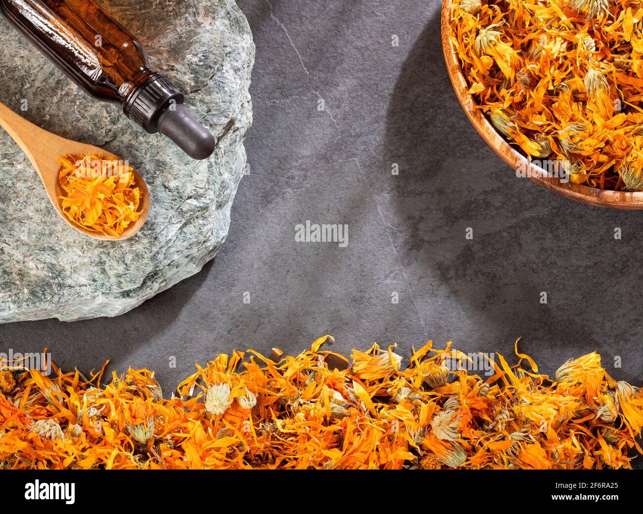 Calendula officinalis - ätherisches Aromatherapie-Öl mit Ringelblumen Stockfoto