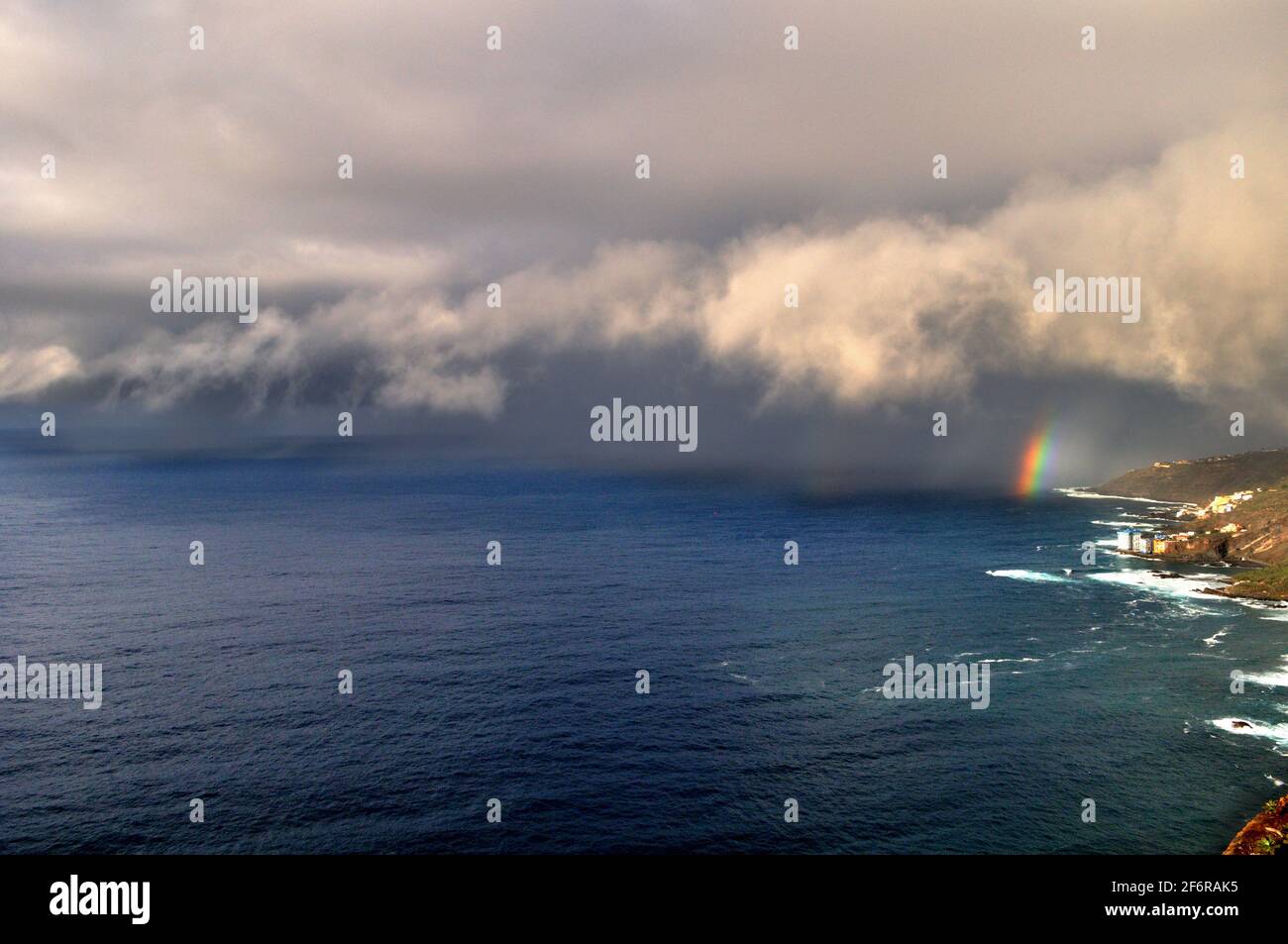 Der Sturm kommt an der Spitze des heimtückischen Regenbogens Stockfoto