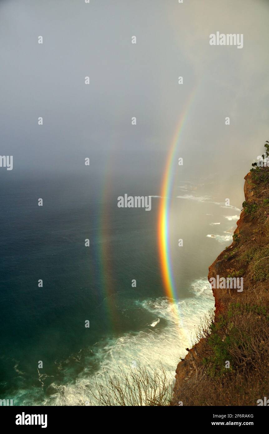Ein doppelter Regenbogen kündigt einen großzügigen Regen auf der Klippe an Der Nordküste von Teneriffa Stockfoto