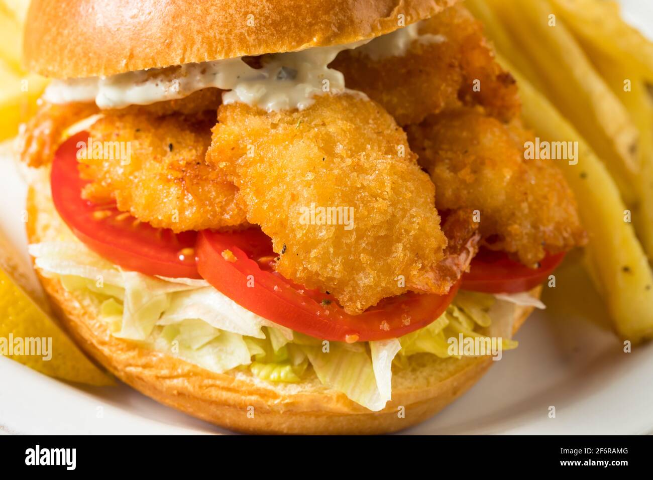 Hausgemachtes, gebratene Shrimps-Sandwich mit Krautsalben und Pommes Stockfoto