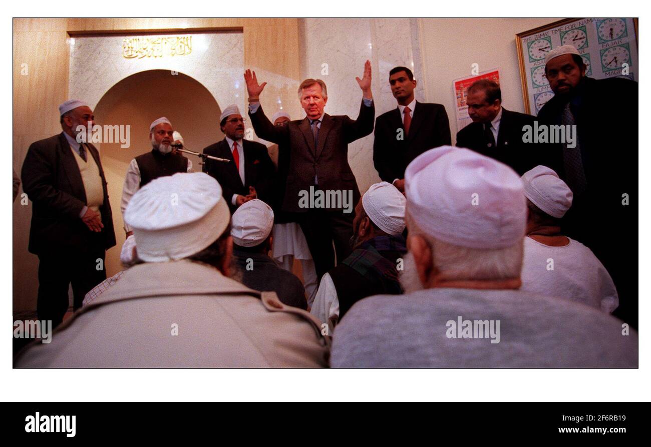 Bürgermeister Steven Norris besuchte die Stadt Bangladesh im Osten. Norris sprach nach einem Spaziergang in der Brick Lane Männer in der Londoner Jamia-Moschee an. Stockfoto