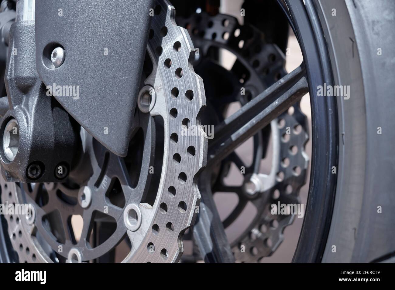 Belüftete Bremsscheiben sind am vorderen Ende einer Bremsscheibe angebracht Eines Sportmotorrads Stockfoto
