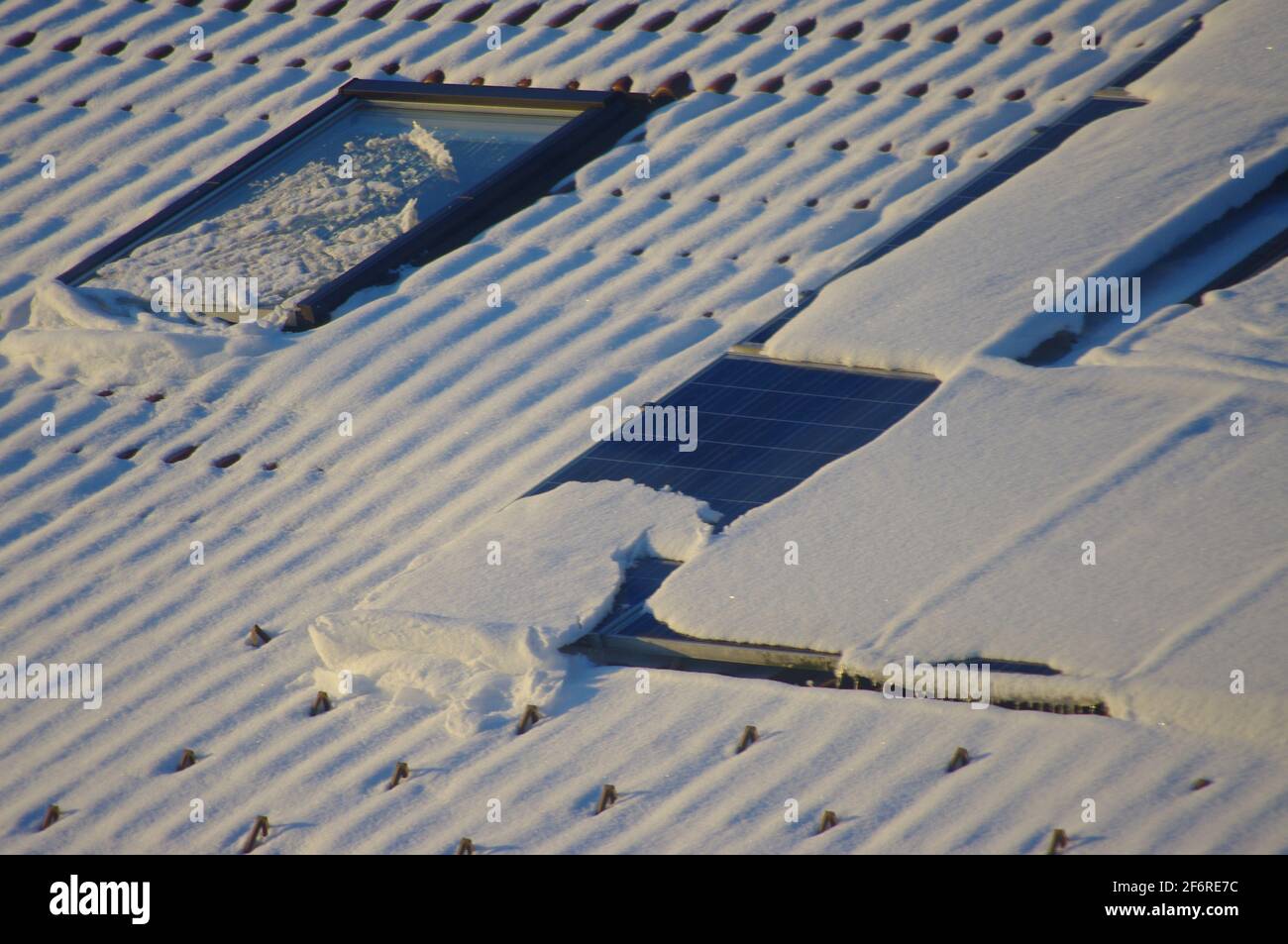 Solarfenster Dach Schnee Stockfoto