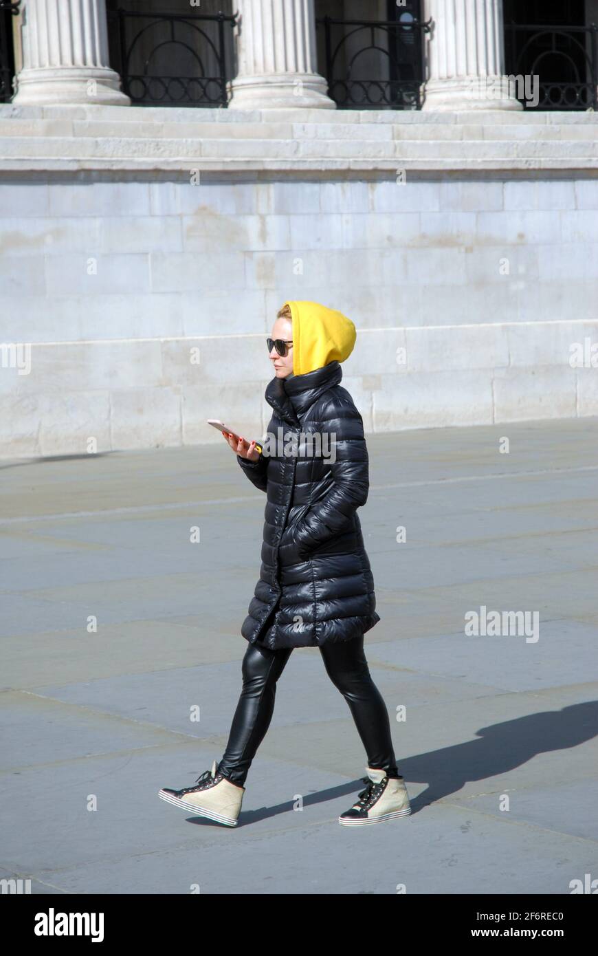 London, Großbritannien, 2. April 2021 am Karfreitag genießen die Menschen auf dem Trafalgar Square im West End Sonnenschein, da die Sperrbeschränkungen für Coronaviren aufgehoben werden. Kredit: JOHNNY ARMSTEAD/Alamy Live Nachrichten Stockfoto