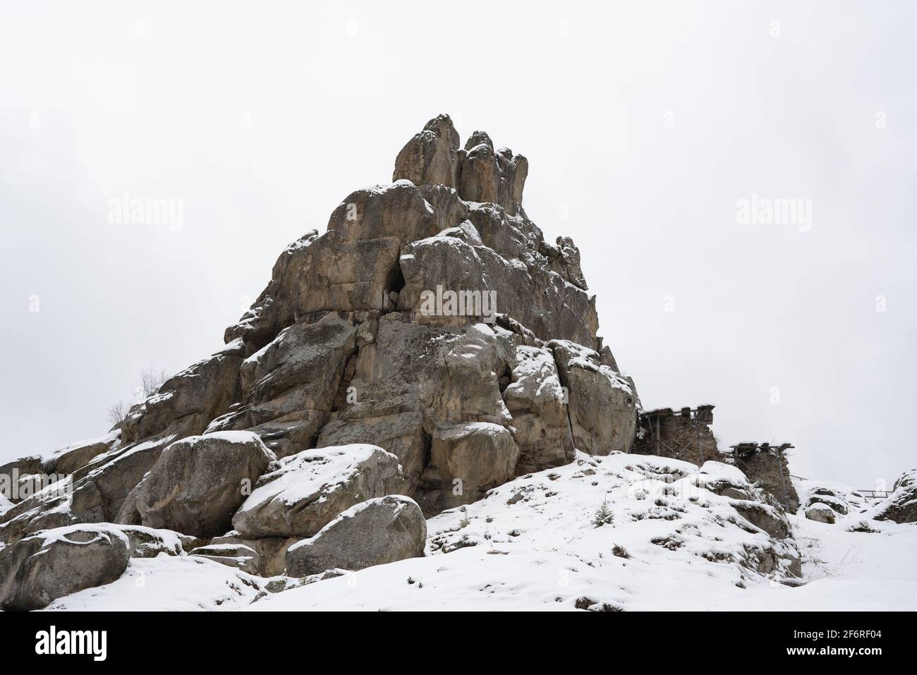 Hohe Klippen sind die Überreste einer alten Festung und eines Winterwaldes. Tustan. Karpaten. Ukraine Stockfoto