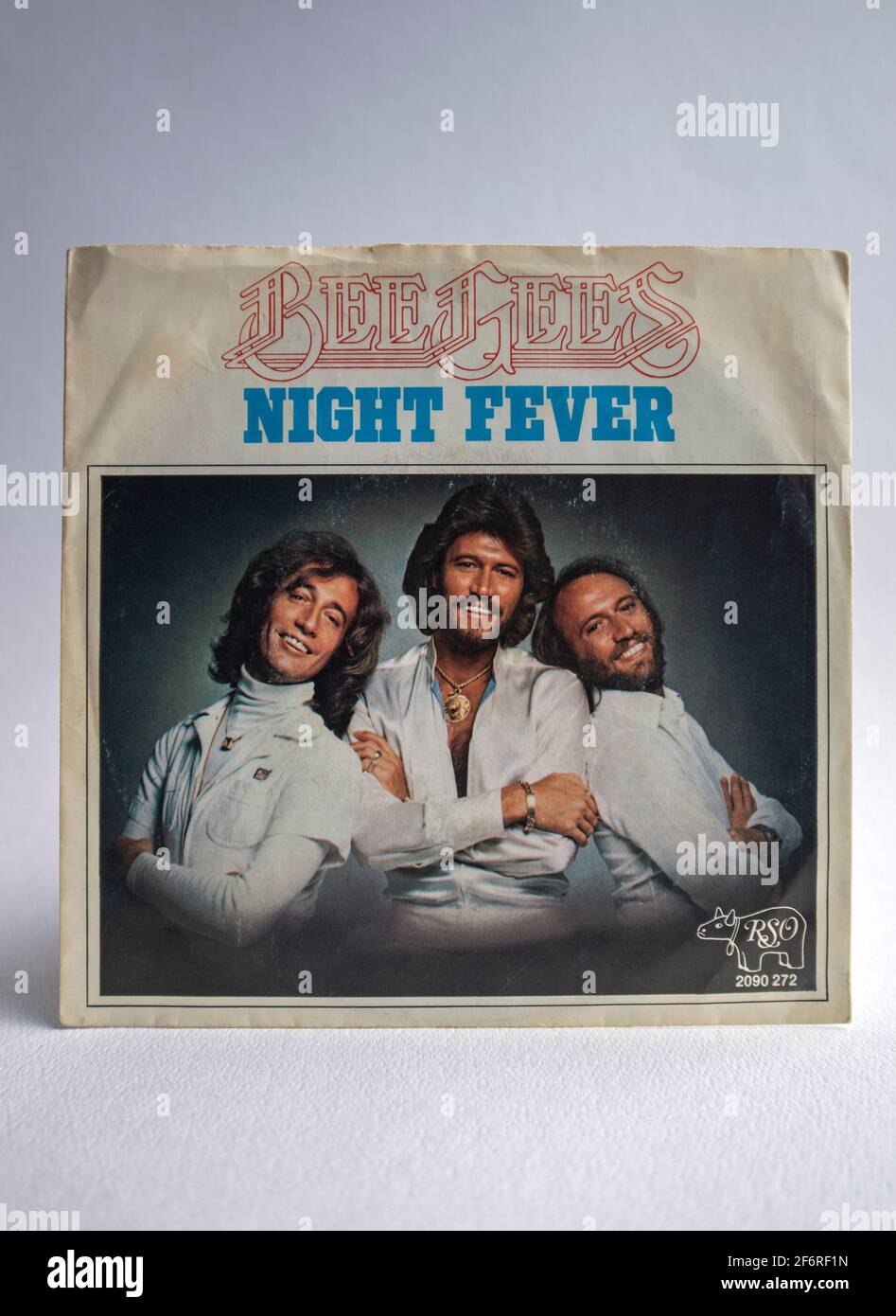 Sieben-Zoll-Vinyl-Cover-Version der Hit Single Night Fever von The Bee Gees, die im Jahr 1978 veröffentlicht wurde Stockfoto