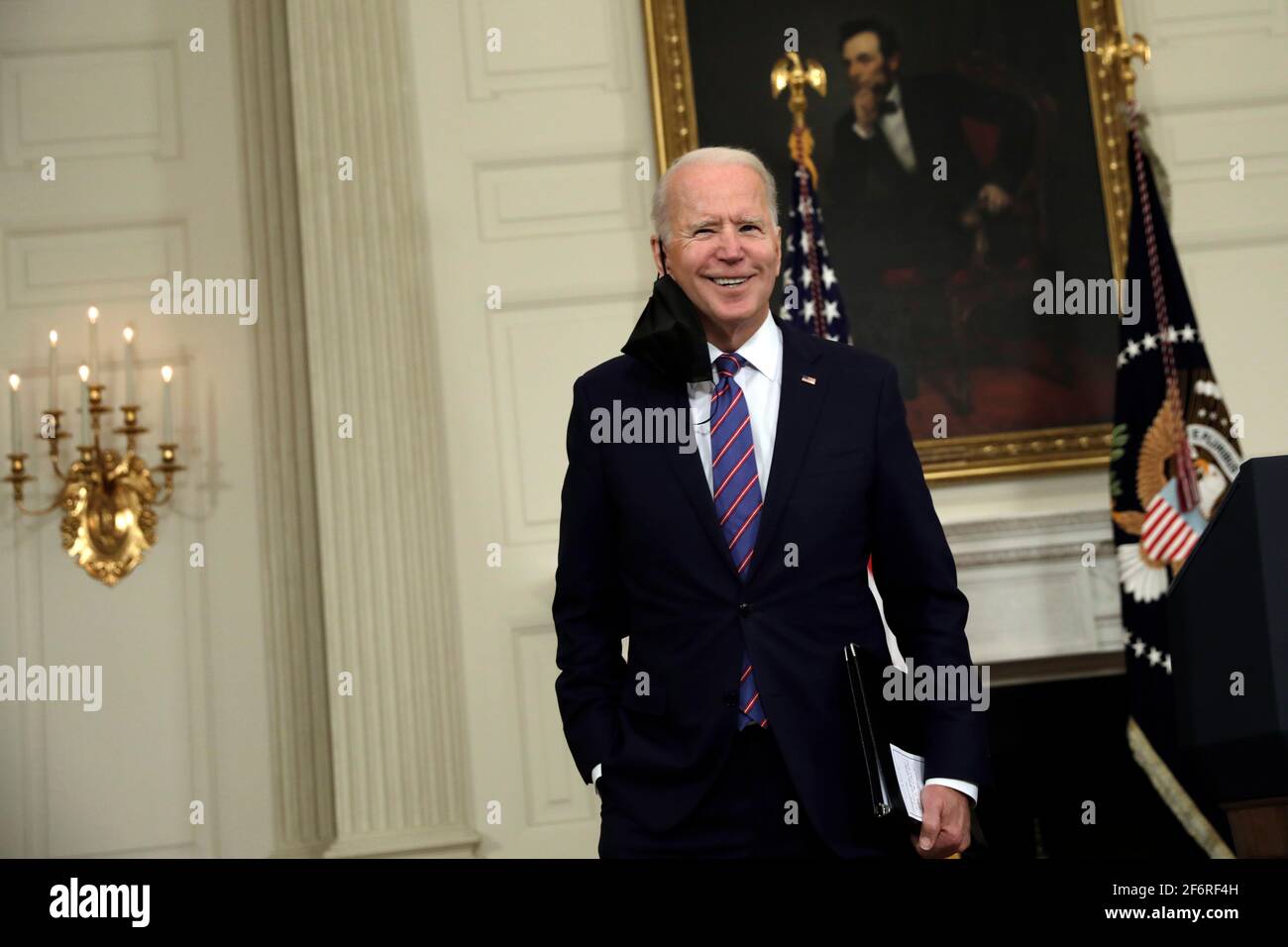 US-Präsident Joe Biden lächelt, nachdem er am 2. April 2021 im Weißen Haus in Washington Anmerkungen zum Beschäftigungsbericht für den März gemacht hat. Quelle: Yuri Gripas/Pool via CNP /MediaPunch Stockfoto