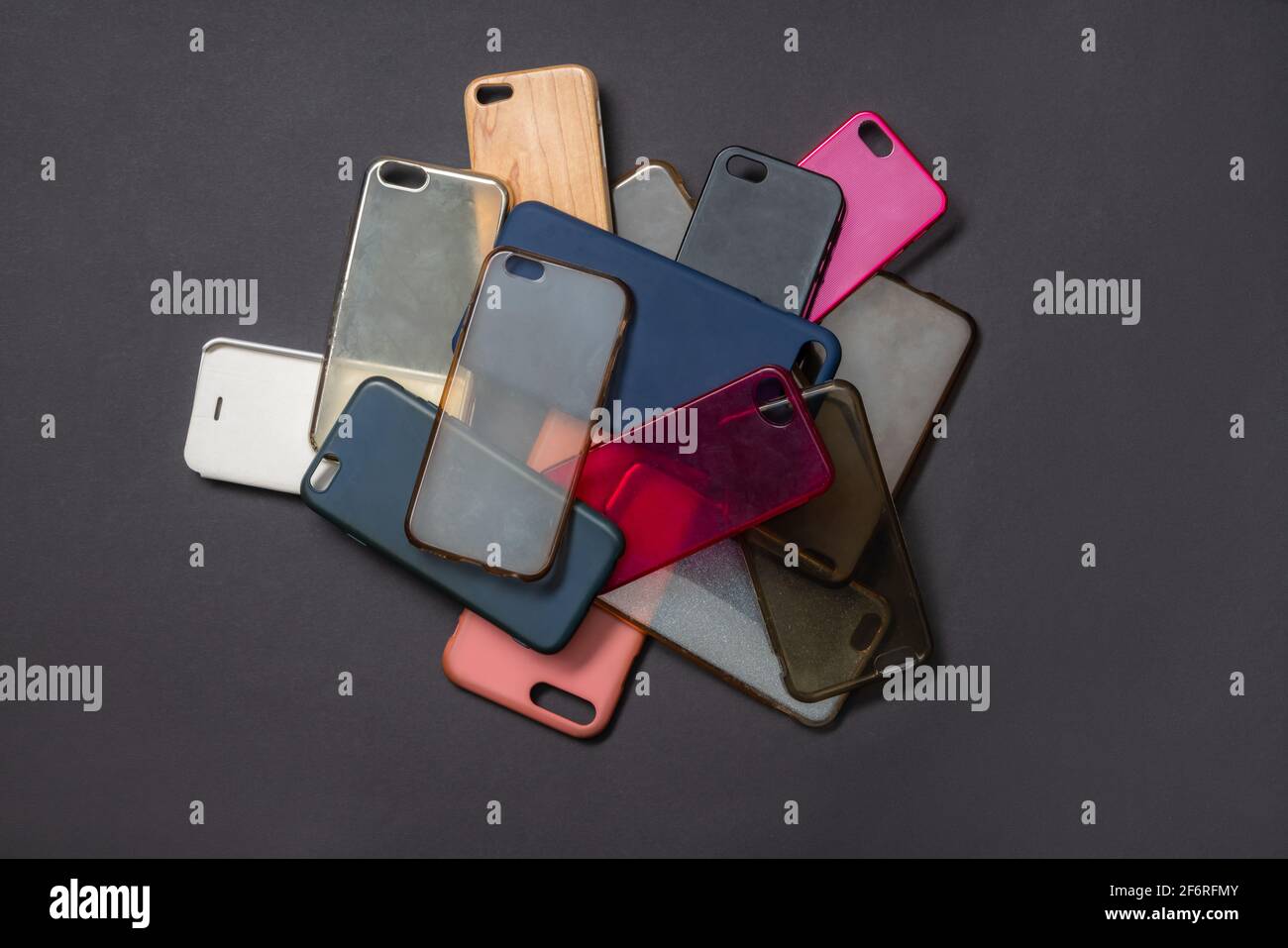Stapel von bunten Kunststoff zurück Abdeckungen für Mobiltelefone auf schwarzem Hintergrund Stockfoto