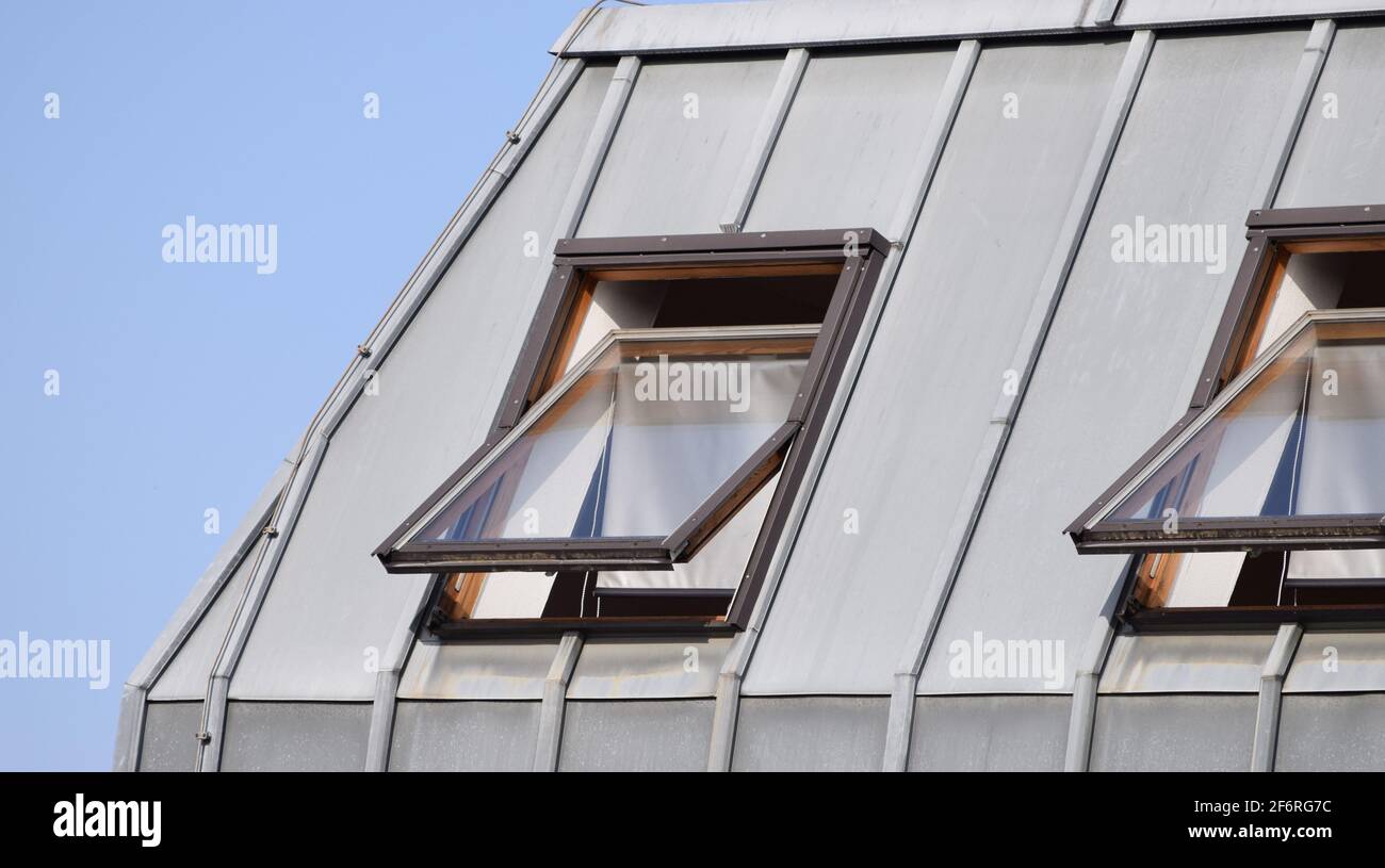 Geneigte Dachfenster mit Aluminium-Sonnenschutzblenden Stockfoto