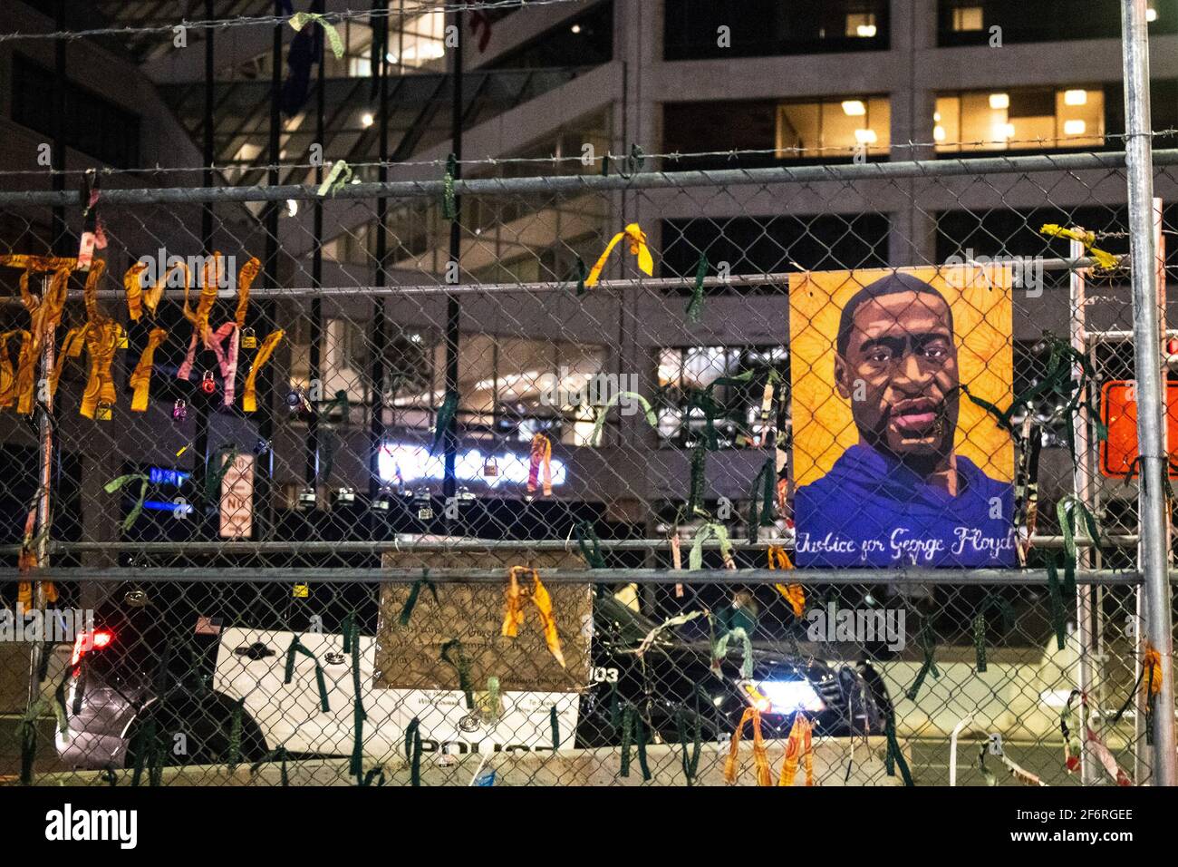 Demonstranten demonstrieren vor dem Hennepin County Government Center während des Derek-Chauvin-Prozesses am 1. April 2021 in Minneapolis, Minnesota. Foto: Chris Tuite/ImageSPACE /MediaPunch Stockfoto