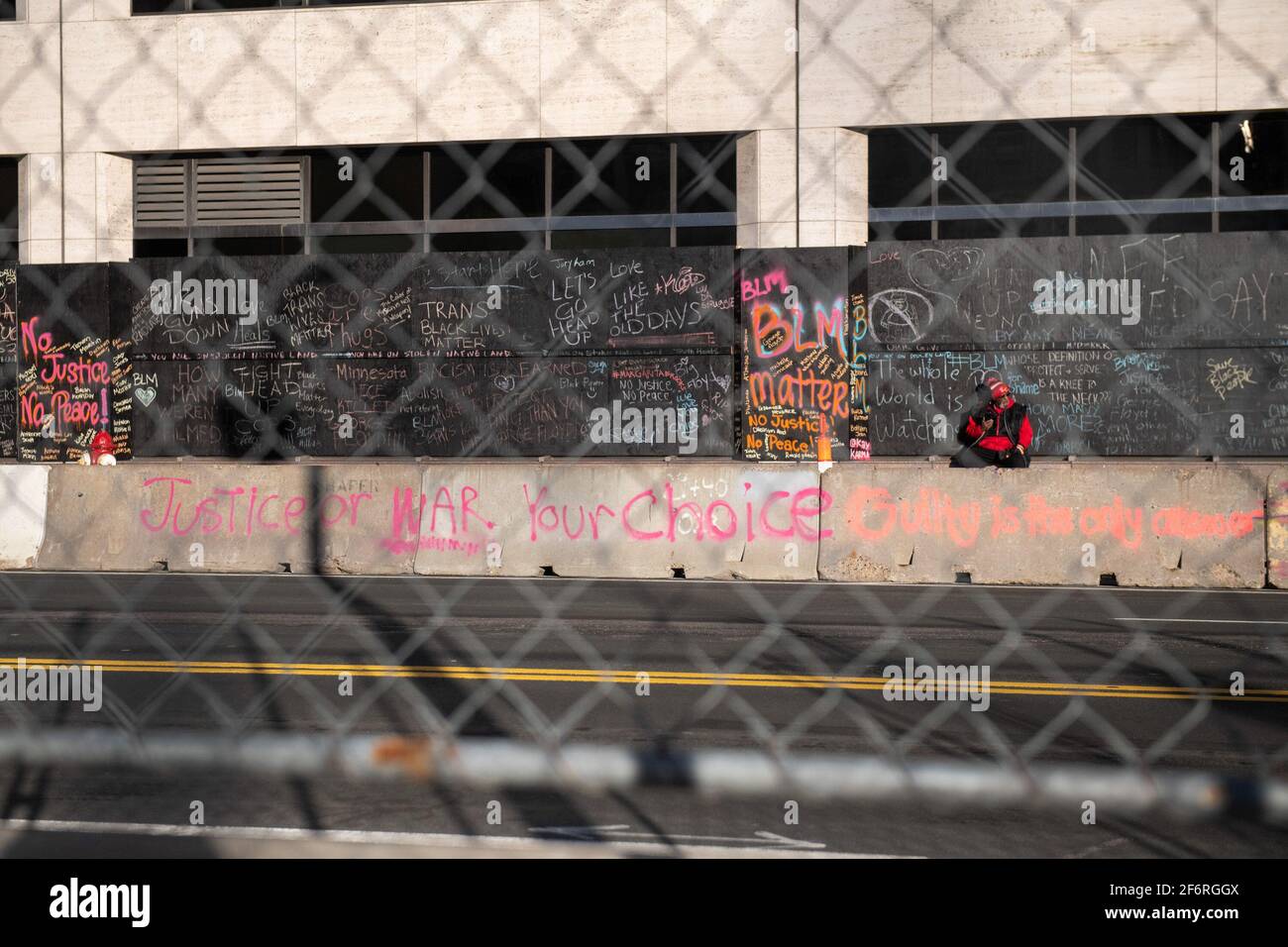 Demonstranten demonstrieren vor dem Hennepin County Government Center während des Derek-Chauvin-Prozesses am 1. April 2021 in Minneapolis, Minnesota. Foto: Chris Tuite/ImageSPACE /MediaPunch Stockfoto