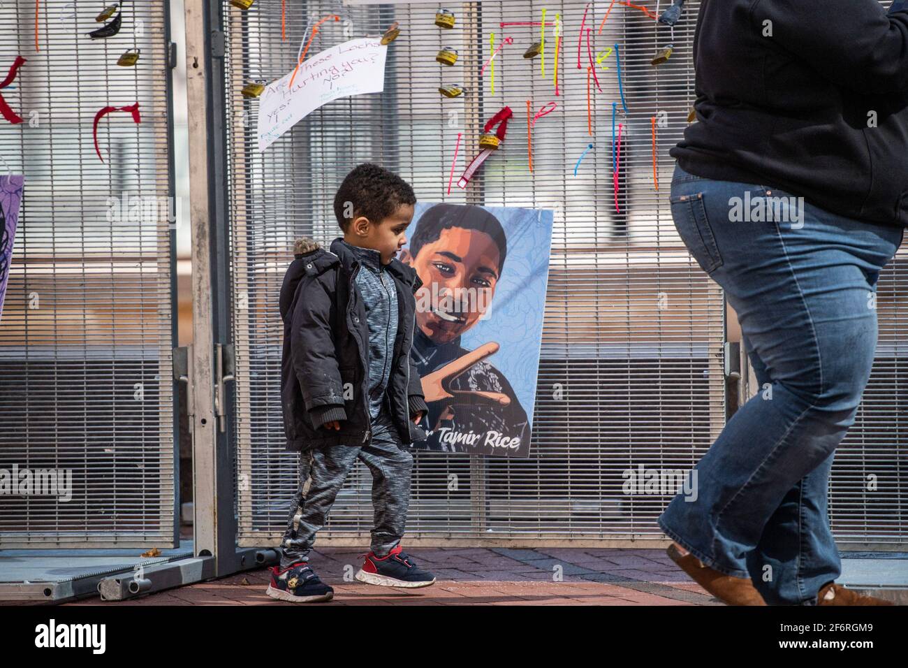 Demonstranten demonstrieren vor dem Hennepin County Government Center während des Derek-Chauvin-Prozesses am 1. April 2021 in Minneapolis, Minnesota. Foto: Chris Tuite/ImageSPACE /MediaPunch Stockfoto
