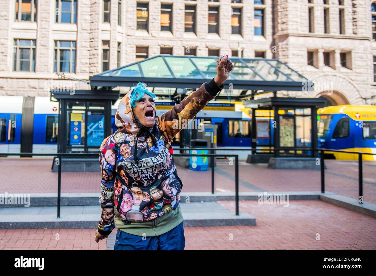 Demonstranten demonstrieren vor dem Hennepin County Government Center während des Derek-Chauvin-Prozesses am 1. April 2021 in Minneapolis, Minnesota. Foto: Chris Tuite/ImageSPACE /MediaPunch Stockfoto