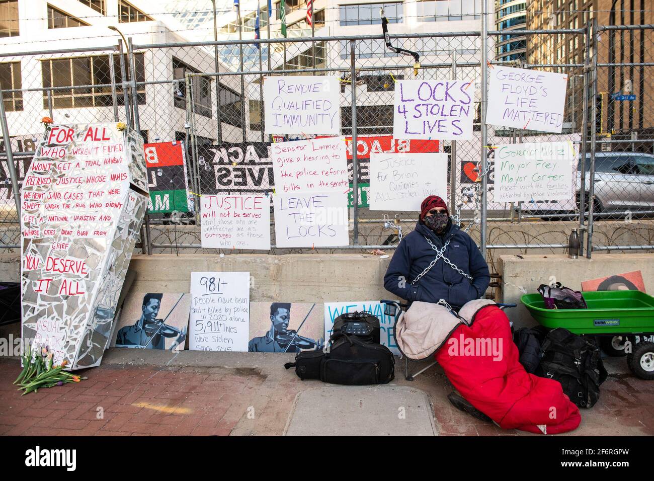 Demonstranten demonstrieren vor dem Hennepin County Government Center während des Derek-Chauvin-Prozesses am 1. April 2021 in Minneapolis, Minnesota. Foto: Chris Tuite/ImageSPACE /MediaPunch Stockfoto