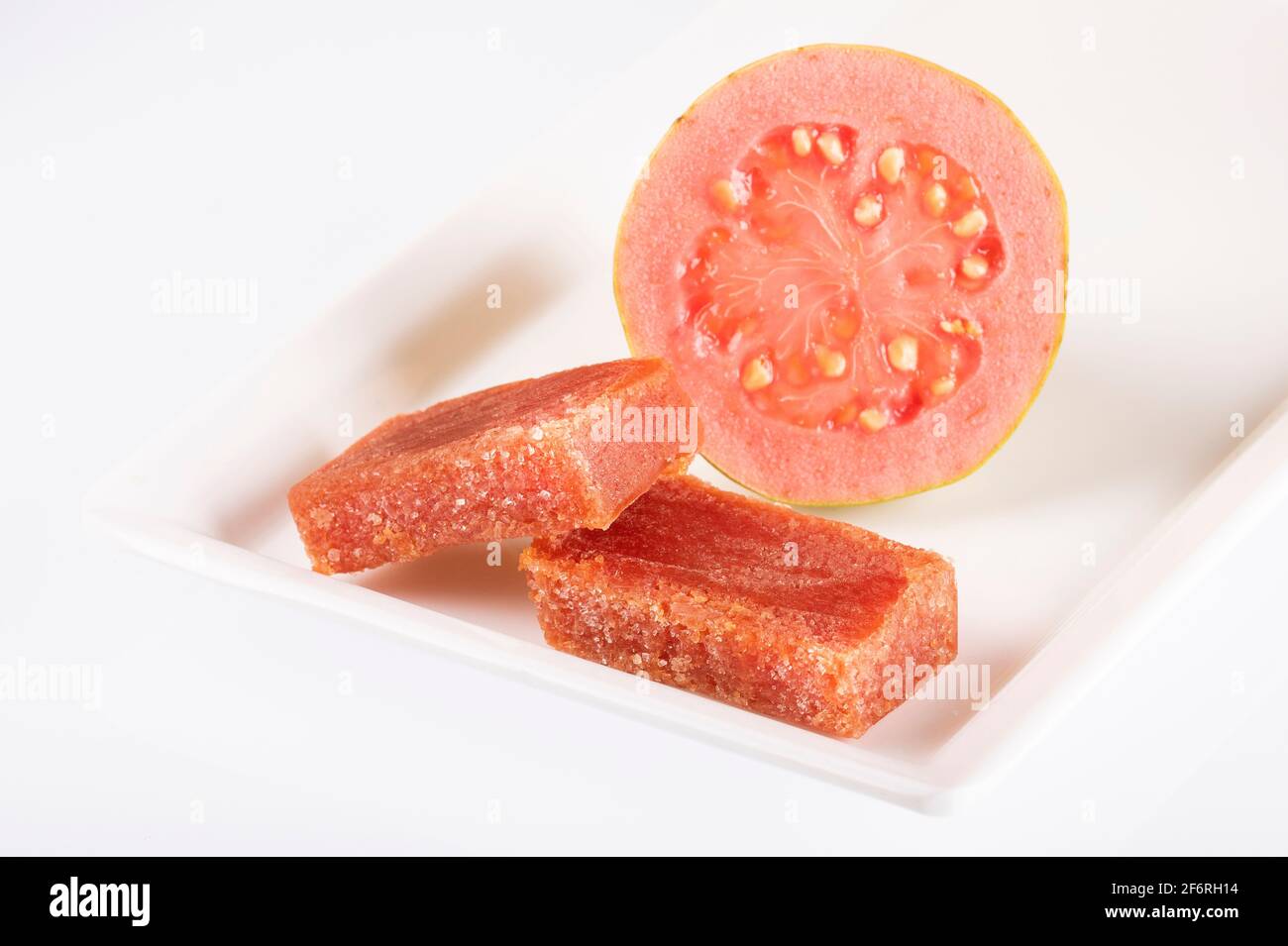 Brasilianisches Dessert Goiabada mit frischem Goiaba - Psidium guajava Stockfoto