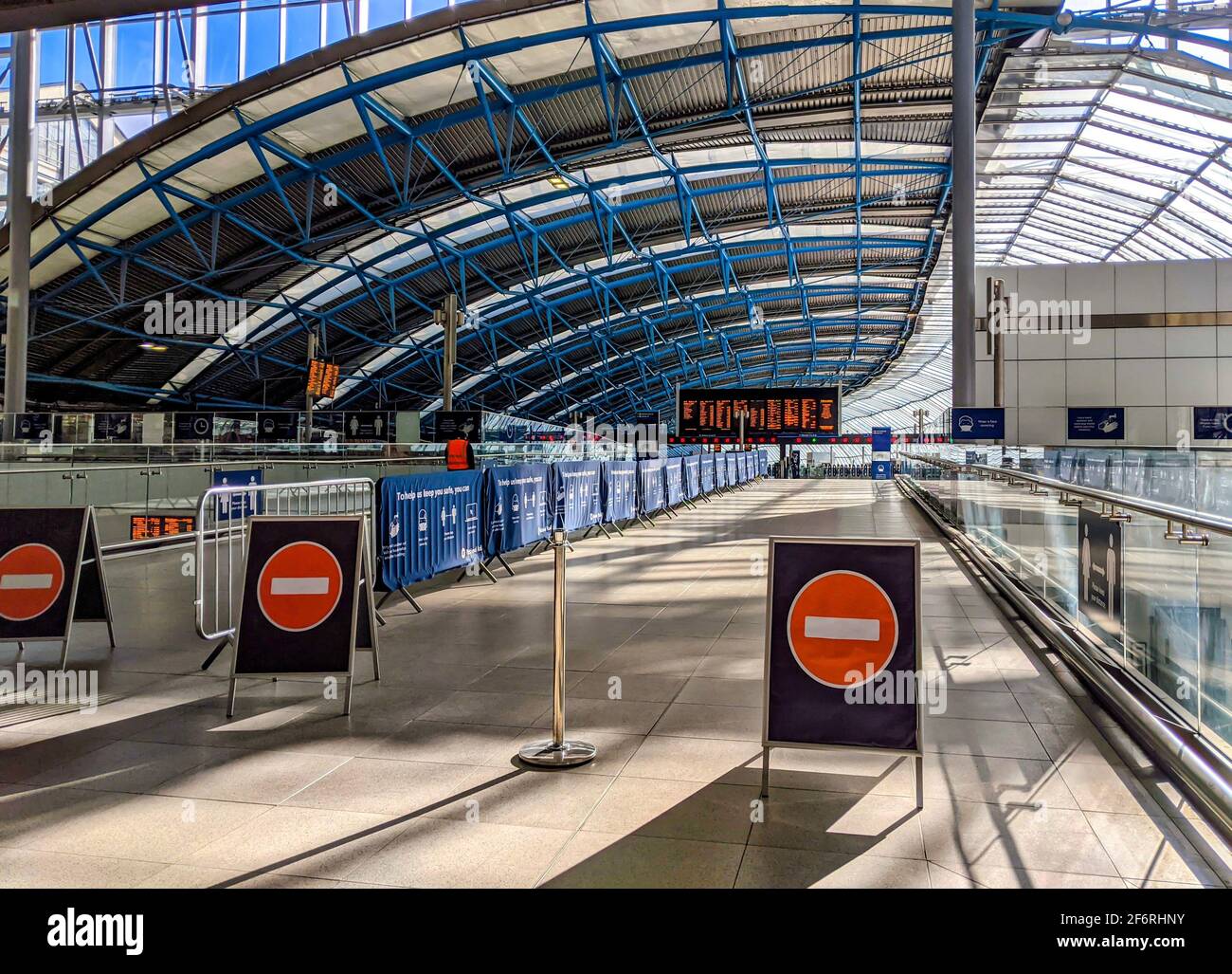 London Waterloo Bahnsteige 20 bis 24, vor kurzem renoviert. Stockfoto