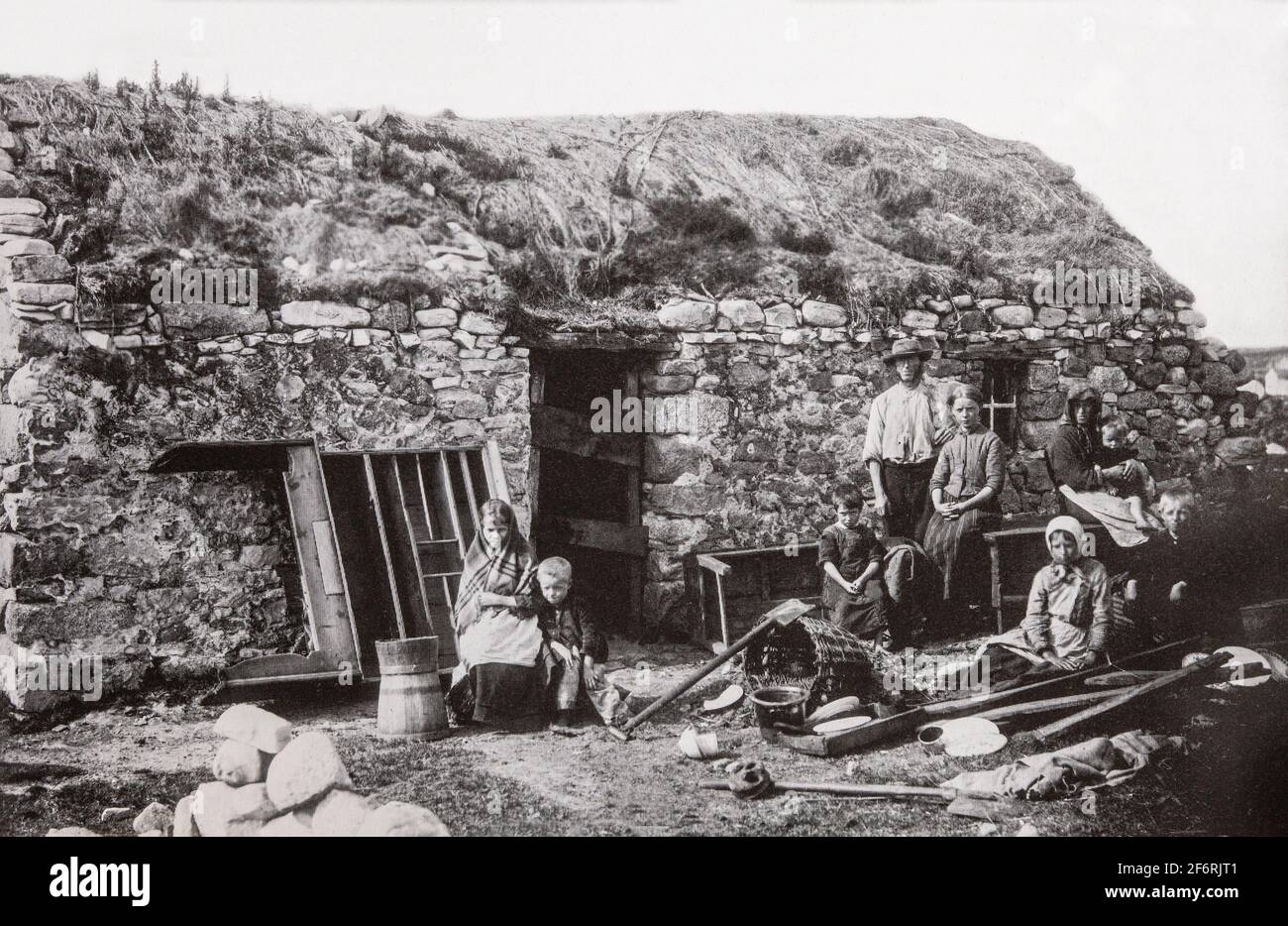 Ein Vintage-Foto von der Räumung einer irischen Familie in den 1890er Jahren. Vermieter, deren Land mit ärmeren Mietern überfüllt war, wurden jetzt mit hohen Tarifen konfrontiert und viele begannen, die armen Mieter von ihren kleinen Grundstücken zu räumen. Die große Masse an Zwangsräumungen kam in den 1840er Jahren, und als die Polizei anfing, eine Zählung zu führen, verzeichneten sie insgesamt fast 250,000 Personen, die zwischen 1849 und 1854 offiziell vertrieben wurden. Die Räumungen dauerten bis in die 1890er Jahre an. Stockfoto